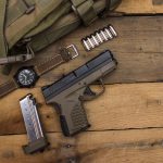 Akcesoria militarne: Pistolet, zegarek i plecak wojskowy