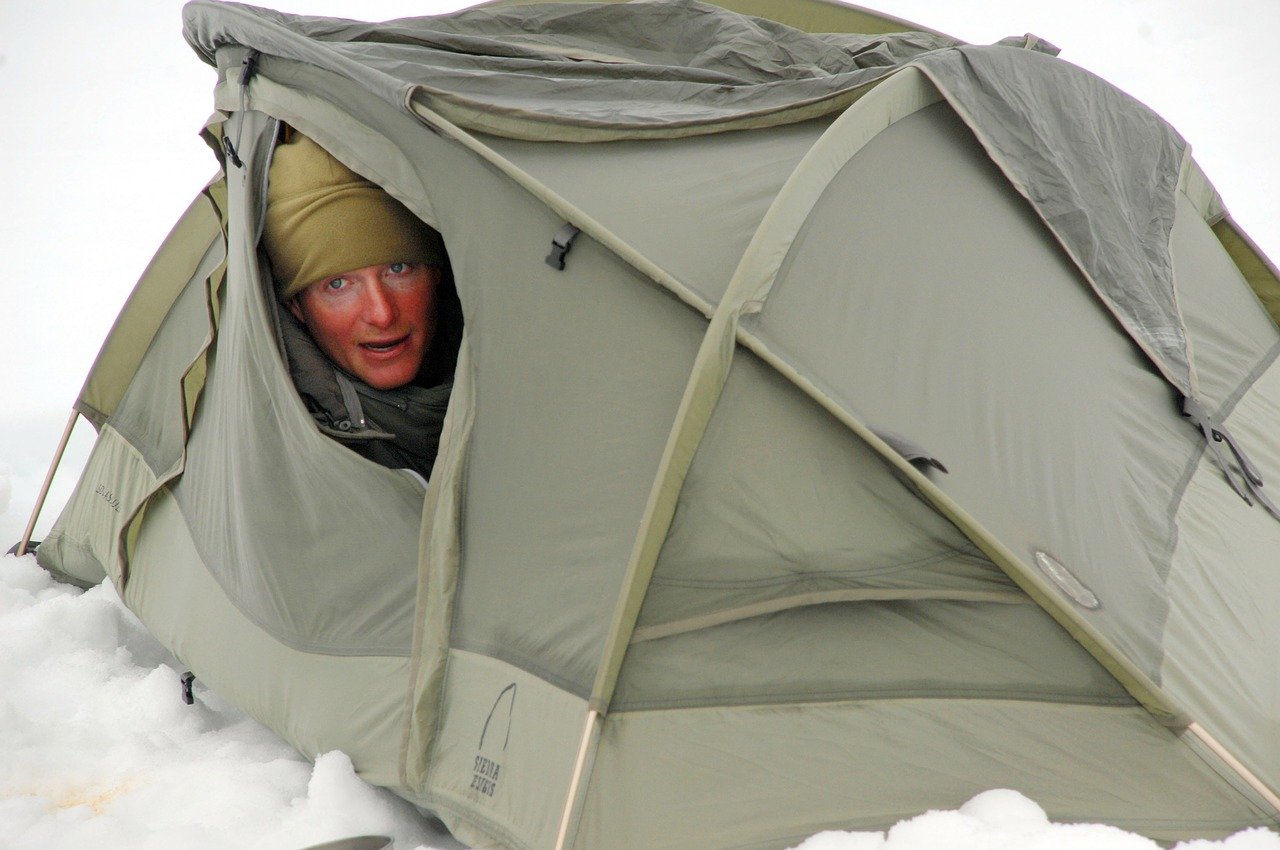 Meżczyzna w wojskowym namiocie na Alasce